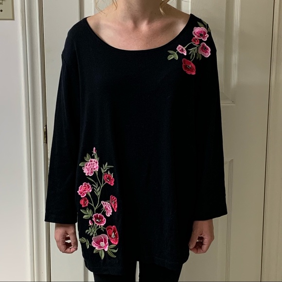 Karen Scott Tops - 🌷3 for$20🌷Karen Scott Woman, US 2X, Black & Pink Floral Applique Tunic Top